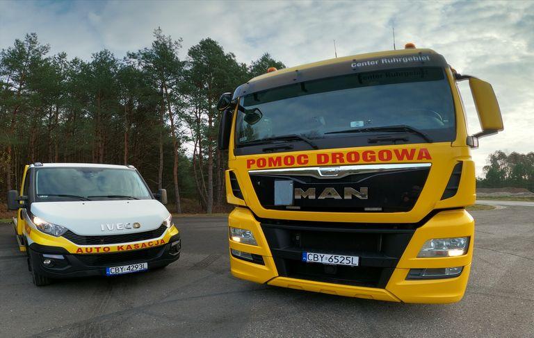 Żółty tir i biała laweta