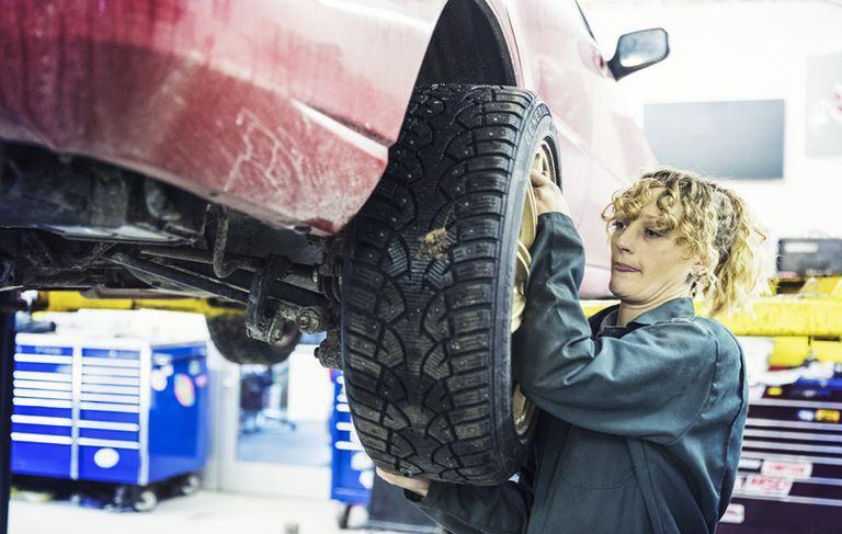 Kobieta zdejmująca koło